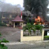 GAMBAR KERUSUHAN TNI VS POLISI OKU 2013 Pembakaran Berdarah 